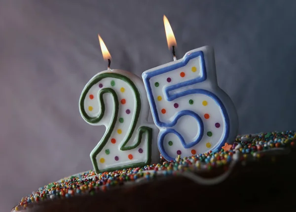 Torta di compleanno con candele accese — Foto Stock
