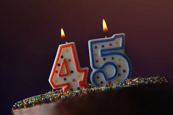 Bolo de aniversário com velas acesas — Fotografia de Stock