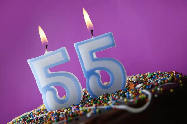 Gâteau d'anniversaire avec des bougies allumées — Photo