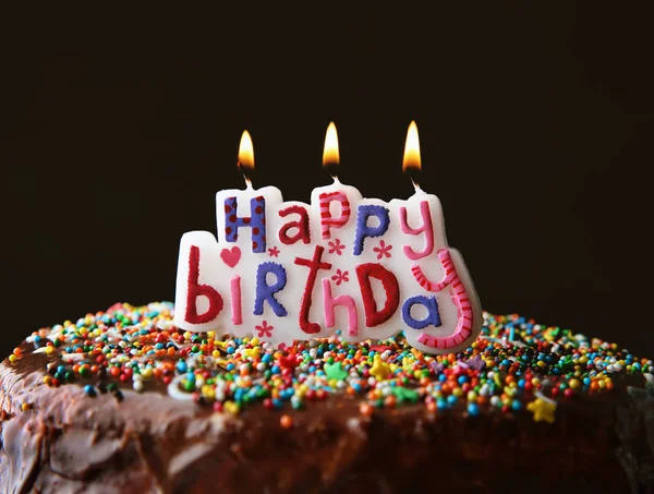 Tort urodzinowy z pozdrowieniami świece — Zdjęcie stockowe