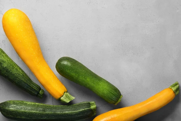 Zucchine su sfondo di colore — Foto Stock