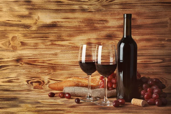 Víno, bageta a červené hrozny — Stock fotografie