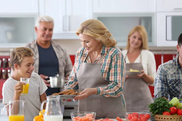 Счастливая Большая Семья Кухне — стоковое фото