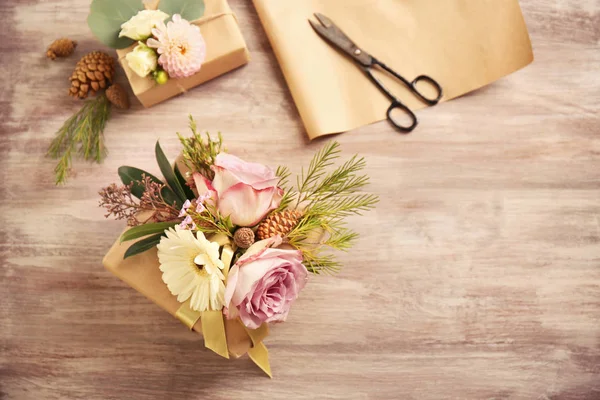 Подарочная коробка ручной работы с цветами — стоковое фото