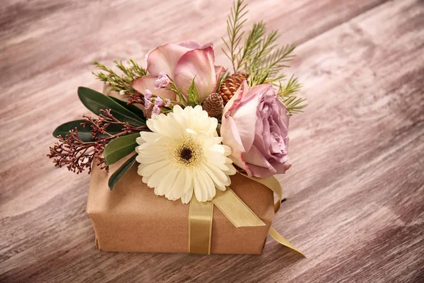 Handgemaakte geschenkdoos met bloemen — Stockfoto