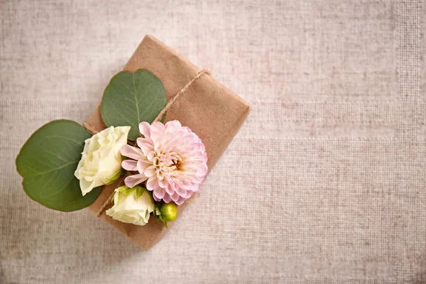 Handgemaakte geschenkdoos met bloemen — Stockfoto