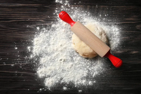 Dough untuk pizza dan rolling pin — Stok Foto