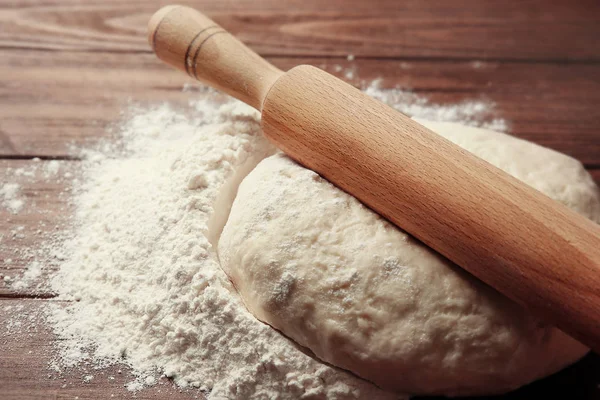 Dough for pizza and rolling pin — Stock Photo, Image