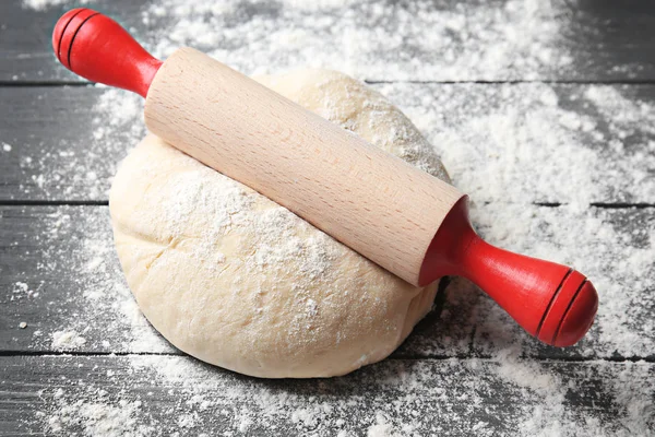 Dough for pizza and rolling pin — Stock Photo, Image