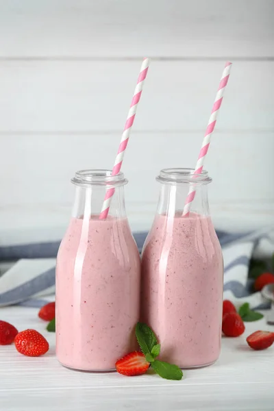 Délicieux milkshake aux fraises — Photo