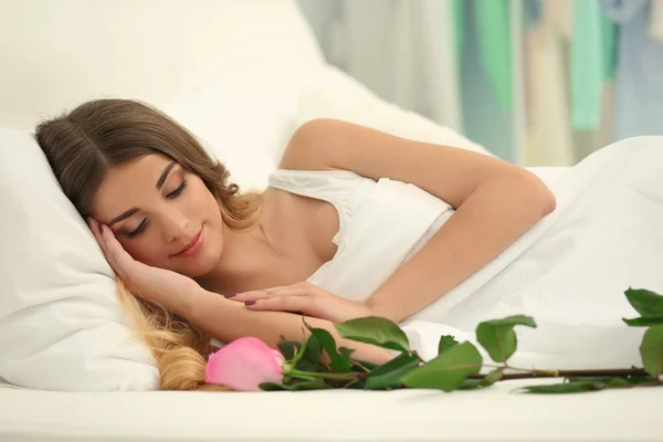 Красивая девушка лежит в постели — стоковое фото