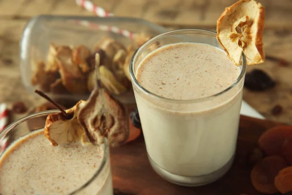 Susu kocok dengan buah kering — Stok Foto