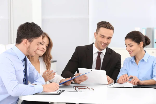 Grupo Empresários Que Trabalham Escritório — Fotografia de Stock