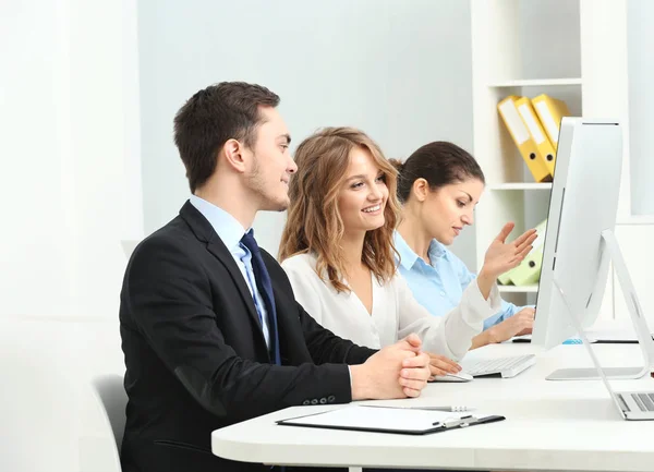 Uomini Affari Che Lavorano Ufficio — Foto Stock