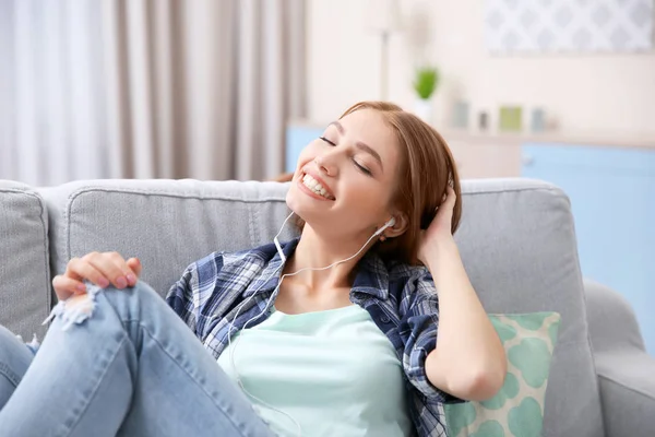 Menina bonita ouvir música — Fotografia de Stock