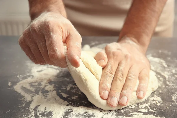 Мужские руки готовят тесто для пиццы — стоковое фото