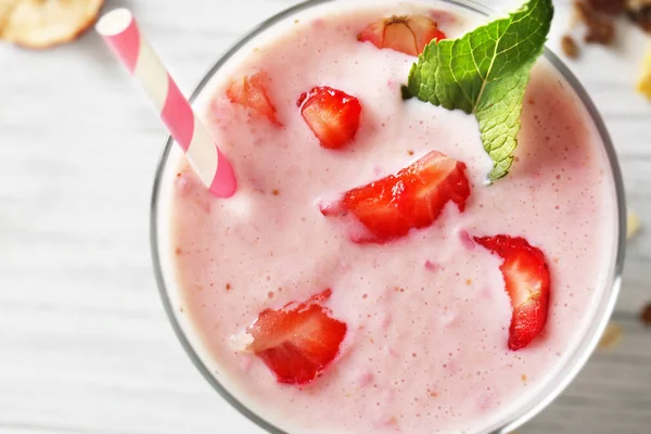 Вкусный ягодный молочный коктейль — стоковое фото