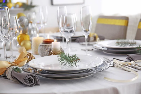 Stůl sloužící k vánoční večeři v obývacím pokoji — Stock fotografie