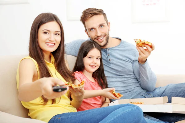 Boldog család eszik pizza — Stock Fotó