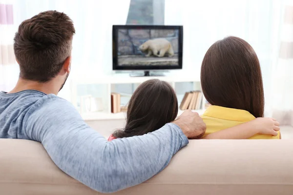 Familia Viendo Televisión Sofá — Foto de Stock