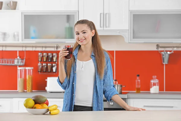 Vrouw in keuken drinken van SAP — Stockfoto