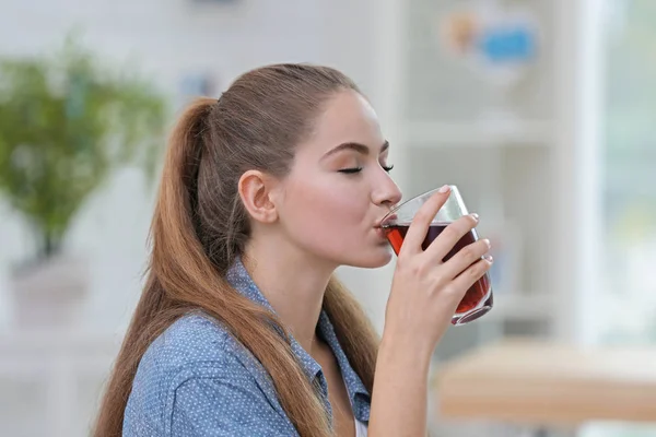 Mulher bonita beber suco — Fotografia de Stock