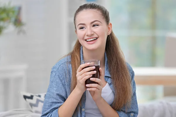 Donna con bicchiere di succo — Foto Stock