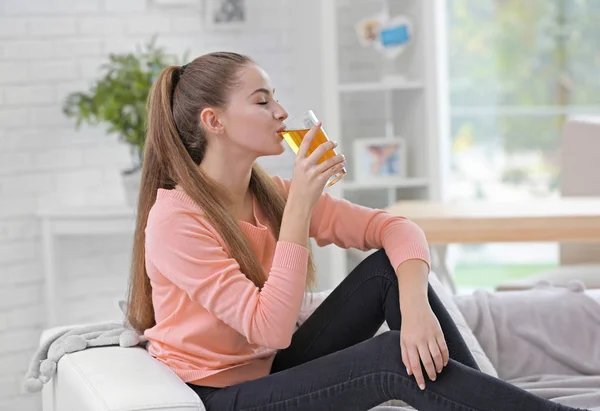 Hermosa mujer bebiendo jugo — Foto de Stock