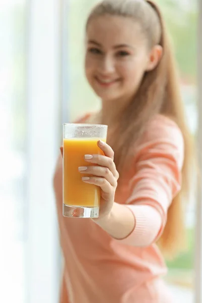 Mulher com copo de suco — Fotografia de Stock