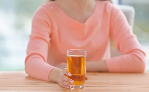 Frau mit Glas Saft — Stockfoto