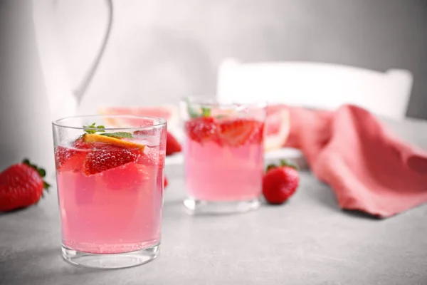 Refreshing drink on table — Stock Photo, Image