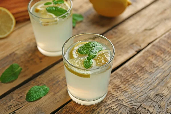 Limonata rinfrescante sul tavolo — Foto Stock