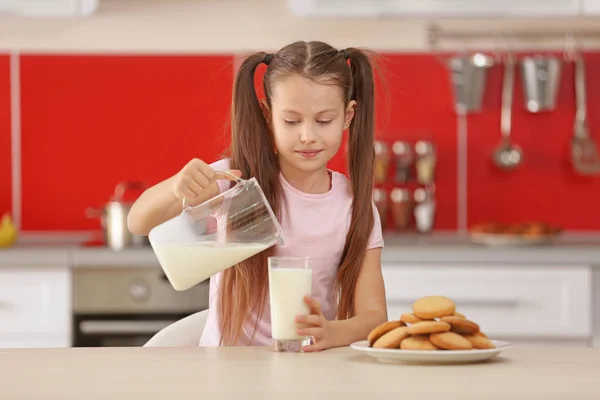 Niedliches kleines Mädchen — Stockfoto