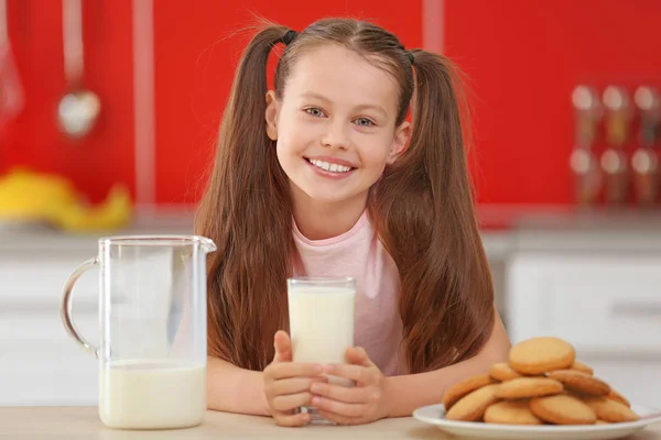 Niedliches kleines Mädchen — Stockfoto