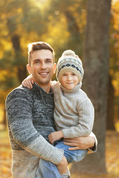 Padre e figlio nel parco — Foto Stock