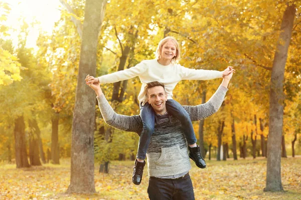 Far och dotter spelar — Stockfoto