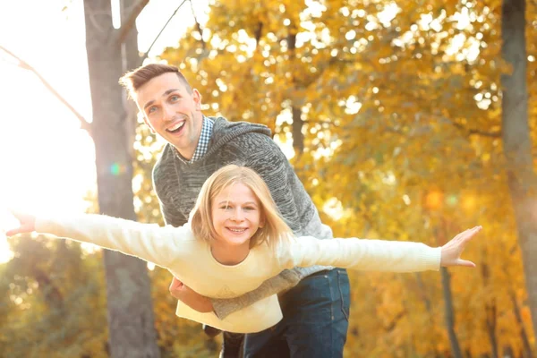 Far och dotter spelar — Stockfoto