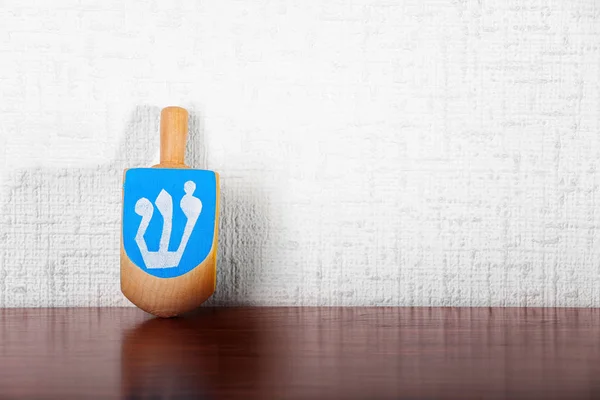 테이블에 하누카 dreidel — 스톡 사진