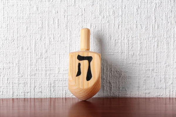 Dreidel voor Hanukkah op tafel — Stockfoto