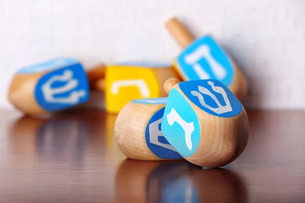 Dreidels voor Hanukkah op tafel — Stockfoto