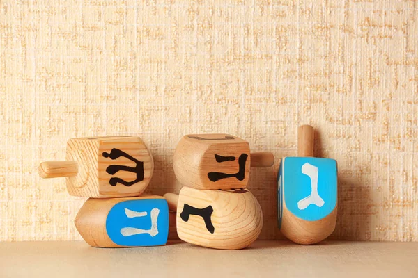 Dreidels para Hanukkah na mesa — Fotografia de Stock