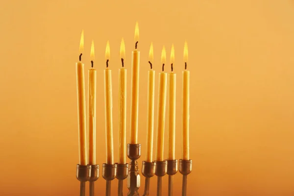 Menora se svíčkami pro Chanuka — Stock fotografie