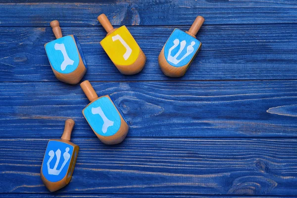 Dreidels para Hanukkah en la mesa — Foto de Stock