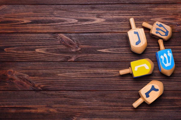 Dreidels för Hanukkah på bord — Stockfoto