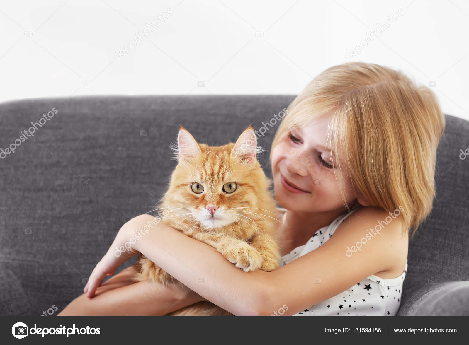 Güzel küçük bir kız ile kedi — Stok Foto © belchonock 131594186