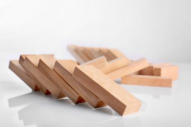 Işık arka plan üzerinde Domino