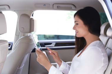 Arabada tablet ile genç iş kadını