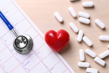 Stetoskop, hap ve kırmızı kalp