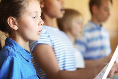 Okul müzik dersi üzerinde şarkı