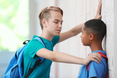 Çocuk tehdit okul duvarının yakınında